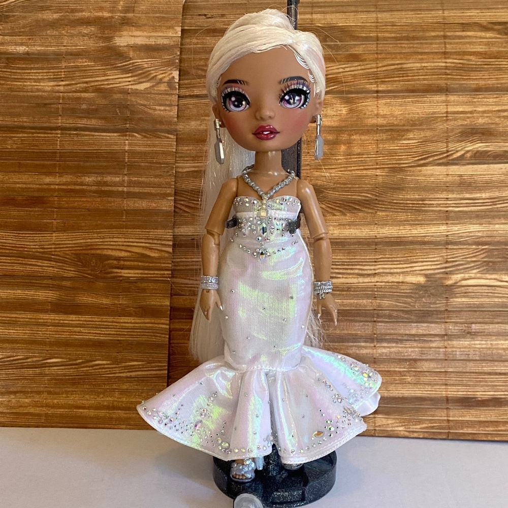 Rainbow High Roxie Grand doll